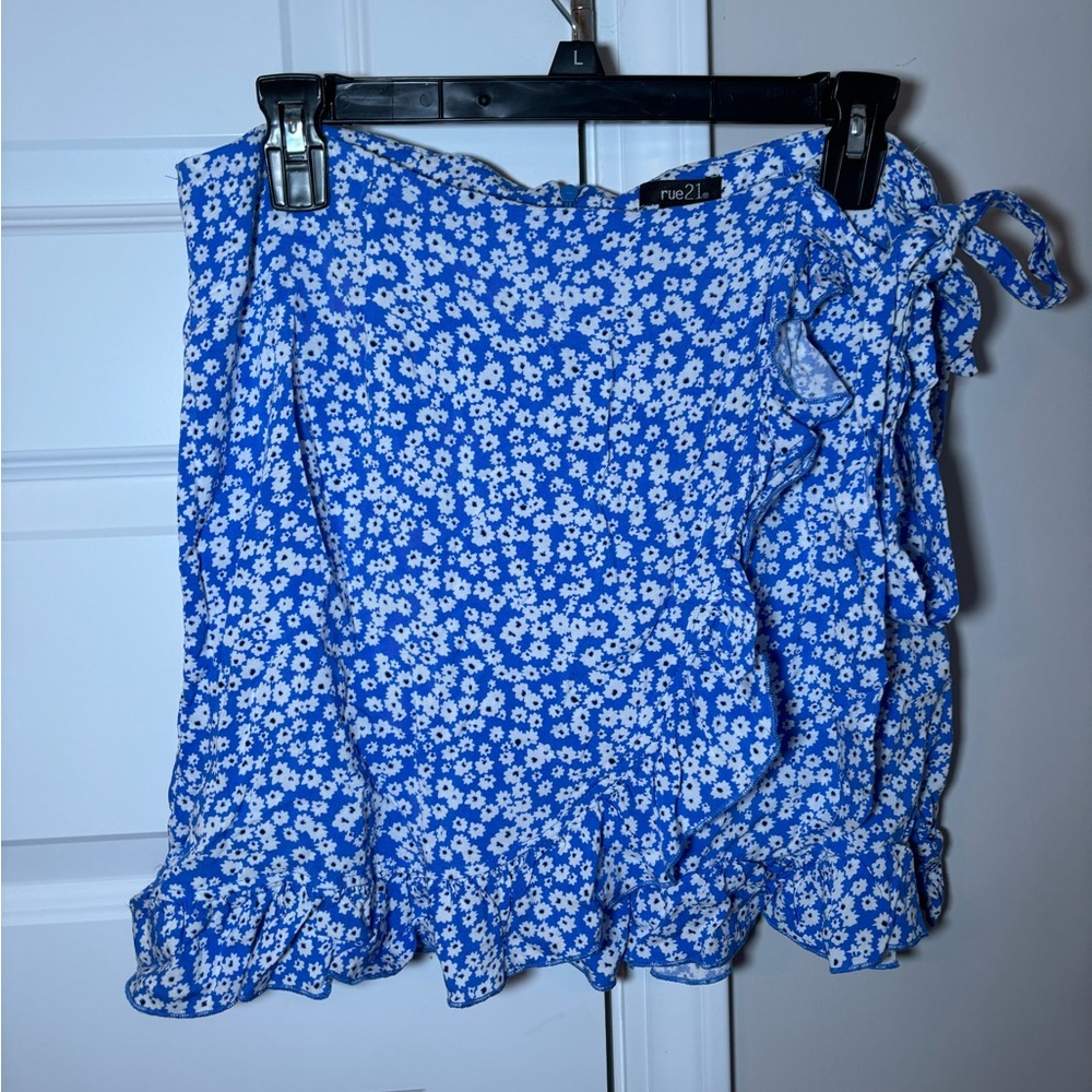 rue 21 floral blue & white ruffle tie skirt size L